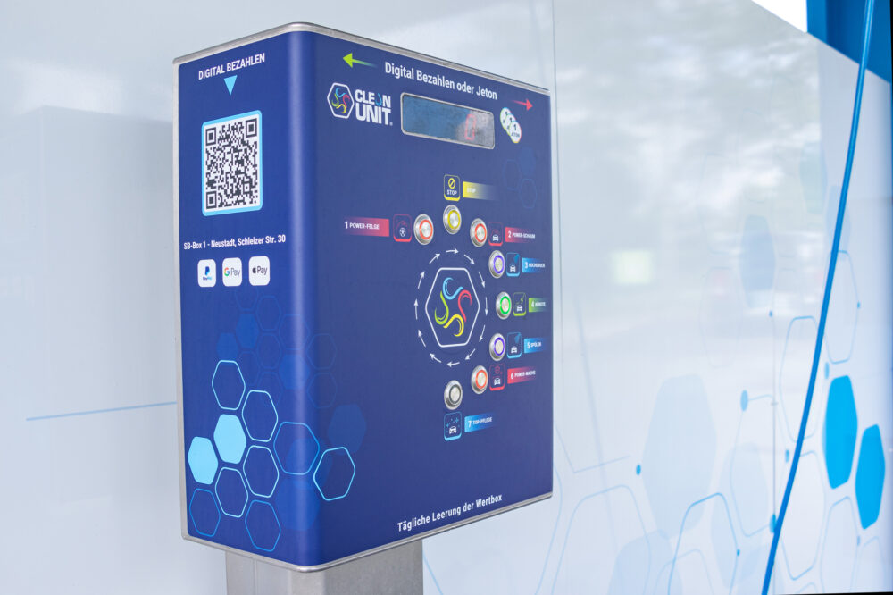 Bedienfeld der Clean Unit SB-Waschanlage in Neustadt an der Orla mit moderner Programmsteuerung und digitaler Bezahlmöglichkeit über QR-Code.