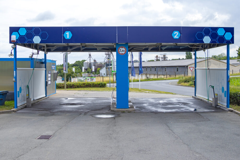 Frontansicht der Clean Unit SB-Waschanlage in Neustadt an der Orla mit zwei modernen Waschboxen für die Selbstbedienung.