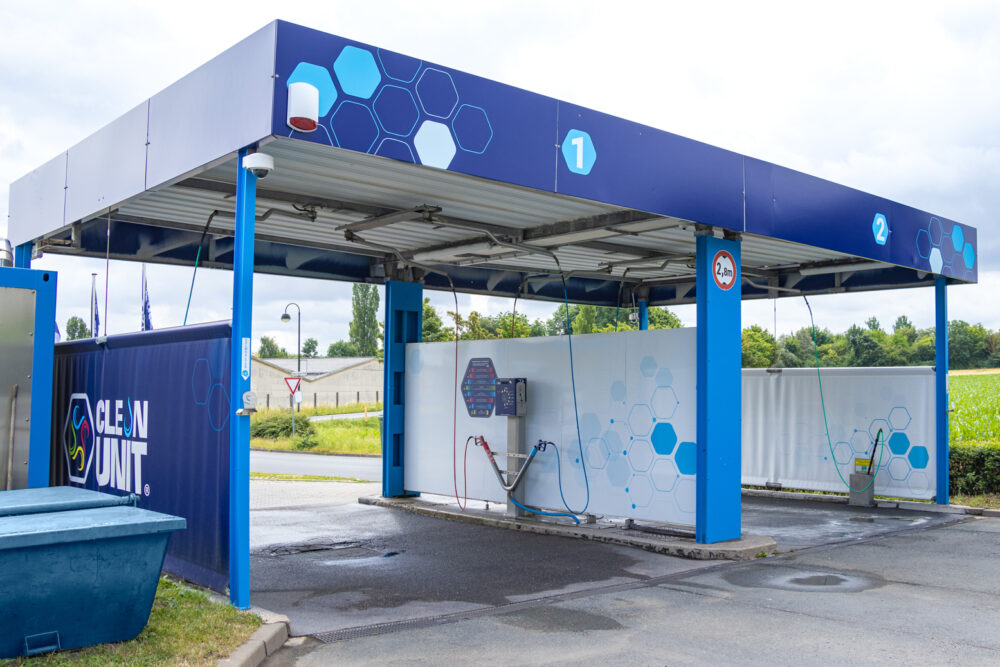 Seitenansicht der Clean Unit SB-Waschanlage in Neustadt an der Orla mit zwei modernen Waschboxen für die Fahrzeugreinigung.