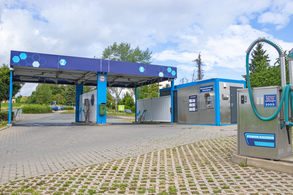 SB-Waschanlage von Clean Unit in Neustadt an der Orla mit Waschboxen, Wechselautomat und leistungsstarkem Powersauger.